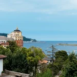 Где дешевле жить — у моря или в горах?